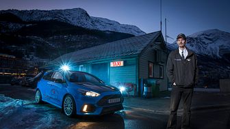 DET BLÅ LYNET: Her står Evald Jåstad fra Odda utenfor taxistasjonen med verdens eneste Ford Focus RS taxi.