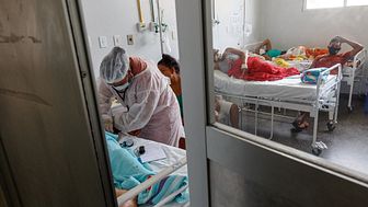 Patienter vårdas på covidavdelningen på sjukhuset i brasilianska Tefé, Amazonas. Foto: Diego Baravelliiego