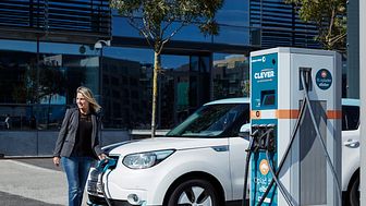 Med elbiloperatøren CLEVER som partner kan KIA nu tilbyde fremtidige kunder af el- og plug-in hybridbiler ubegrænset strøm til én fast pris.