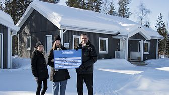 Älvsbyhus Vd Kent Johansson överlämnar en check på 120.000 kr till Emma och Caroline från Kvinno- och Tjejjouren Pärlan.