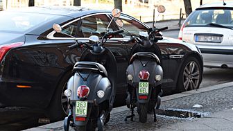 Wer ein Moped, Mofa oder Kleinkraftrad fährt, benötigt seit dem 1. März 2022 neue Versicherungskennzeichen mit grüner Schrift.