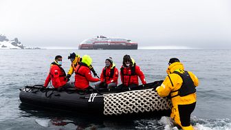 4__Antarctica DEC2021_MS Roald Amundsen_Photo Hurtigruten Expeditions_Oscar Farrera