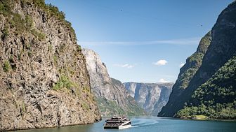 Om bord på stillegående, elektriske Future of The Fjords overlates oppmerksomheten til naturen rundt