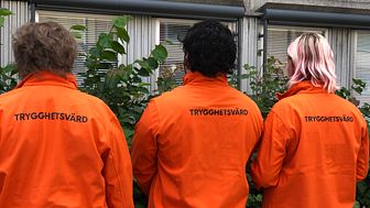 Trygghetsvärdarna är lätta att känna igen i sina orangea jackor. Bild: Växjö kommun
