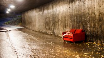En soffa utan hem. Fotograf: Eira Nordström Källström