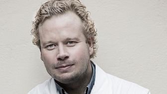 Fabian Cervin, specialist i öron/näsa/hals och verksamhetschef på Skärholmens ÖNH-centrum, ska bidra till att korta operationsköerna i Region Norrbotten.