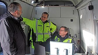 Foto: Landrat Daniel Kurth im Gespräch mit Polizeibeamten während der Kontrolle. Foto: Pressestelle LK Barnim/Oliver Köhler