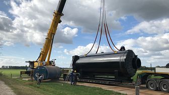 PetroBio lifts boiler in place at Zonnekreek Tomato in Holland.