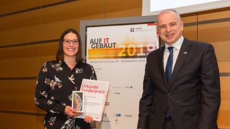 Dr. Ulrich Klotz, Vorstandsmitglied der Ed. Züblin AG, überreicht den ZÜBLIN-Sonderpreis an die diesjährige Preisträgerin Elisabeth Zachries von der Technischen Universität München.