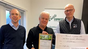 Jonas Nyberg VD på Södra Dalarnas Sparbank delar ut hållbarhetspriset till Ernsts Express ägare Christer Steingruber och VD Roger Blom.
