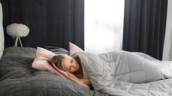 Stor svensk studie visar att vi sover bättre med ett tyngdtäcke.