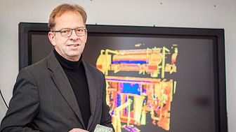 Stefan Seipel with a “range camera” which measures a 3D picture. The image on the screen in the background is a 3D laser scanned part of an industrial facility.