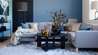 Til denne vakre stuen, gir den mørkeblå fargen "Havdyp" rommet en strammere og mer elegant følelse.