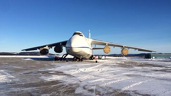 Tech stop #8 in Canada: the An-124-100M-150 has to wait before it can fly on to the Caribbean (Photo: Panalpina)