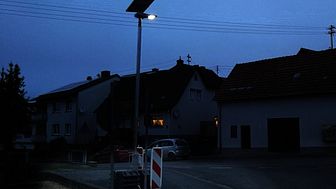 Straßenlicht auch ohne Netzanschluss: Das neue Bayernwerk FlexiLicht kam im unterfränkischen Faulbach zum Einsatz und ist nun an allen Kundencentern des Bayernwerks für den schnellen und flexiblen Einsatz in den Kommunen verfügbar.