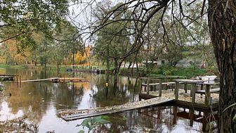 Just nu är det höga flöden i sjöar och vattendrag. Här en dagsfärsk bild från Bottenån i Lindesberg. Foto: Linde energi