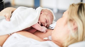 Hanna Sahlgren, doktorand och överläkare, ska undersöka hur den gravida kvinnan och hennes barn påverkas av covid-19-vaccin.