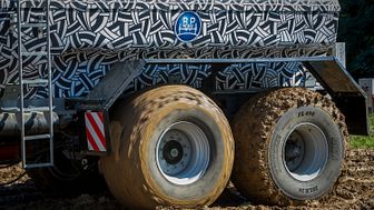 The additional drive ensures enhanced performance on difficult terrain. 