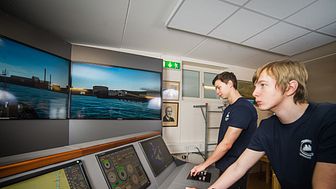 André Ericson och Markus Schönberg är tidigare elever på sjöfartsprogrammet vid Härnösands gymnasium. Här jobbar de med skolans fartygssimulator.