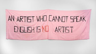 Mladen Stilinovic, En konstnär som inte pratar engelska är ingen konstnär, 1992, akryl på konstgjort silke, 140x430