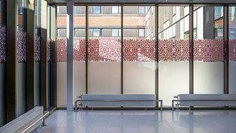 På S:t Görans sjukhus sitter Elisabeth Westerlunds tillgänglighetsmarkörer som både är konst och tydliga markeringar för personer med funktionsnedsättning.