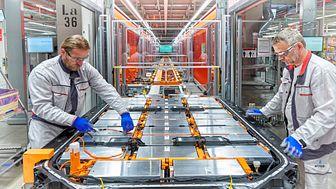 Audi Bruxelles (elbilsfabrik) - højspændingskabler monteres i batteri