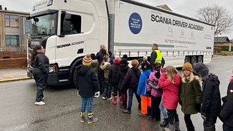 Elever fra to anden-klasser lærte om blinde vinkler og farlige højresving da Scania Driver Academy kom på besøg en dag i december
