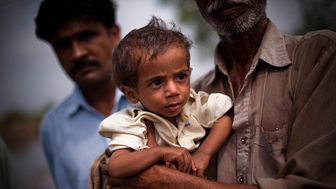Livsviktig hjälp når barn som drabbas av översvämningar Pakistan