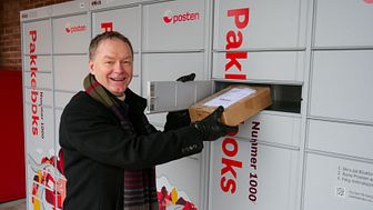 Odd Roger Tiller, regiondirektør for Posten i Midt-Norge prøver de nye pakkeboksene utenfor Coop på City Lade i Trondheim. Posten har i disse dager satt ut selvbetjente pakkebokser på 1000 steder i Norge