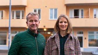 Projektchef Kristian Gauffin och miljöstrateg Elin Hall framför den nyrenoverade hyresfastigheten Porten 1 i Solna. (Foto: Jonathan Eyre)