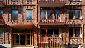 Entré. Lägenheter med trappor skapar stadsliv och en levande bottenvåning. Foto: Peder Lindbom.