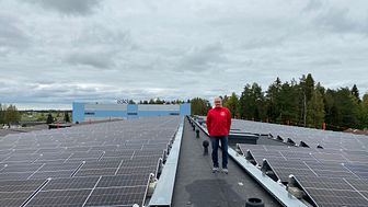 Juha Pentinmäki, Production & Distribution Manager, visar de nya solcellerna.