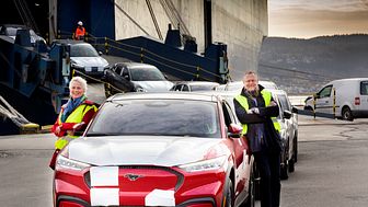Administrerende direktør Per Gunnar Berg og informasjonsdirektør Anne Sønsteby i Ford Motor Norge, Drammen Havn 28. april 2021 Mustang Mach-E