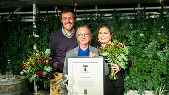 2018 års vinnare av Utstickarpriset, Tina-Marie Qwiberg. Flankeras här av jurymedlemmarna Raphael Fellmer och Susanne Jonsson.