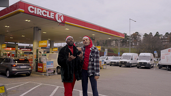PARi består av artisterna Tacfarinas Yamoun och Allone Adote som bägge älskade idén bakom en jullåt.