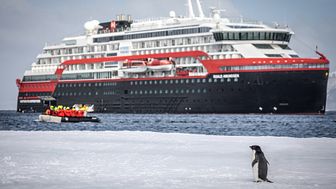 9__Antarctica DEC2021_MS Roald Amundsen_Photo Hurtigruten Expeditions_Oscar Farrera