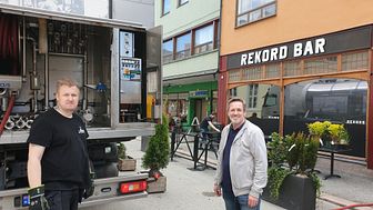 Bryggeriets mest populære gutter om dagen er tankbilsjåfør Andreas Solberg og Distriktsleder Ronny Hvambsal. I Bakgrunnen driver Thomas Innstø ved Rekord bar.