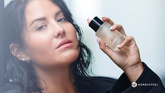 Molly Sandén med sin nya parfym Wave, en unisexdoft som bygger på kontraster.