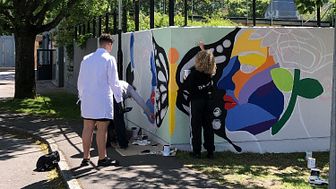 Ungdomar i Markbacken tog initiativ till en muralmålning som speglar deras glädje