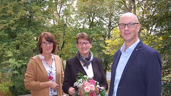 Regionalleiterin Ursula Nölker (links) und Hephata-Vorstand Dr. Michael Gerhard gratulierten Christine Biehl zum 40-jährigen Dienstjubiläum