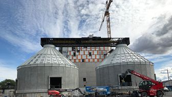 Ny biobränsleanläggning i Uppsala. Hit har Abetong levererat och monterat två flissilor samt väggar till själva anläggningsbyggnaderna. 