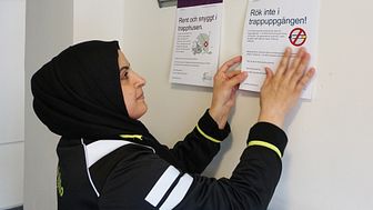 Rent, snyggt och uppdaterat. Esma Aksüngür sätter upp information till hyresgästerna i uppgången.