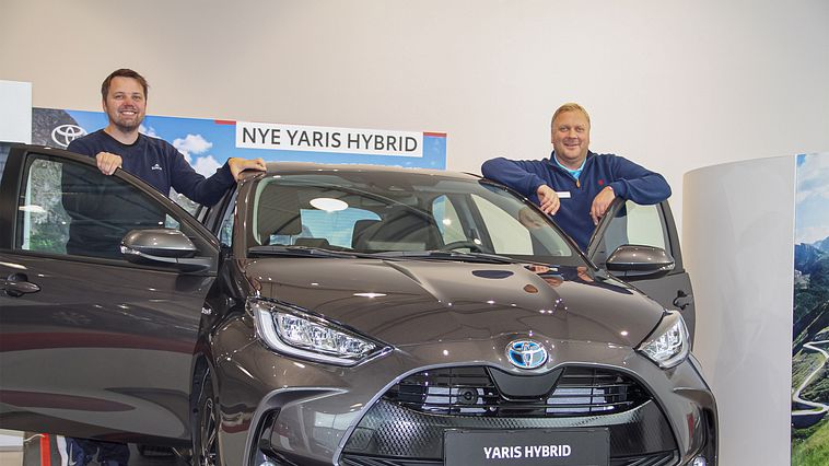 Det er alle våre Yaris-kunder vi skal takke for at modellen har blitt en så stor suksess her hjemme, sier bilselger Karl-Einar Rengård t.v. og salgssjef Tom Fossen t.h. ved Nordvik Toyota Bodø.  Foto: Nordvik AS.