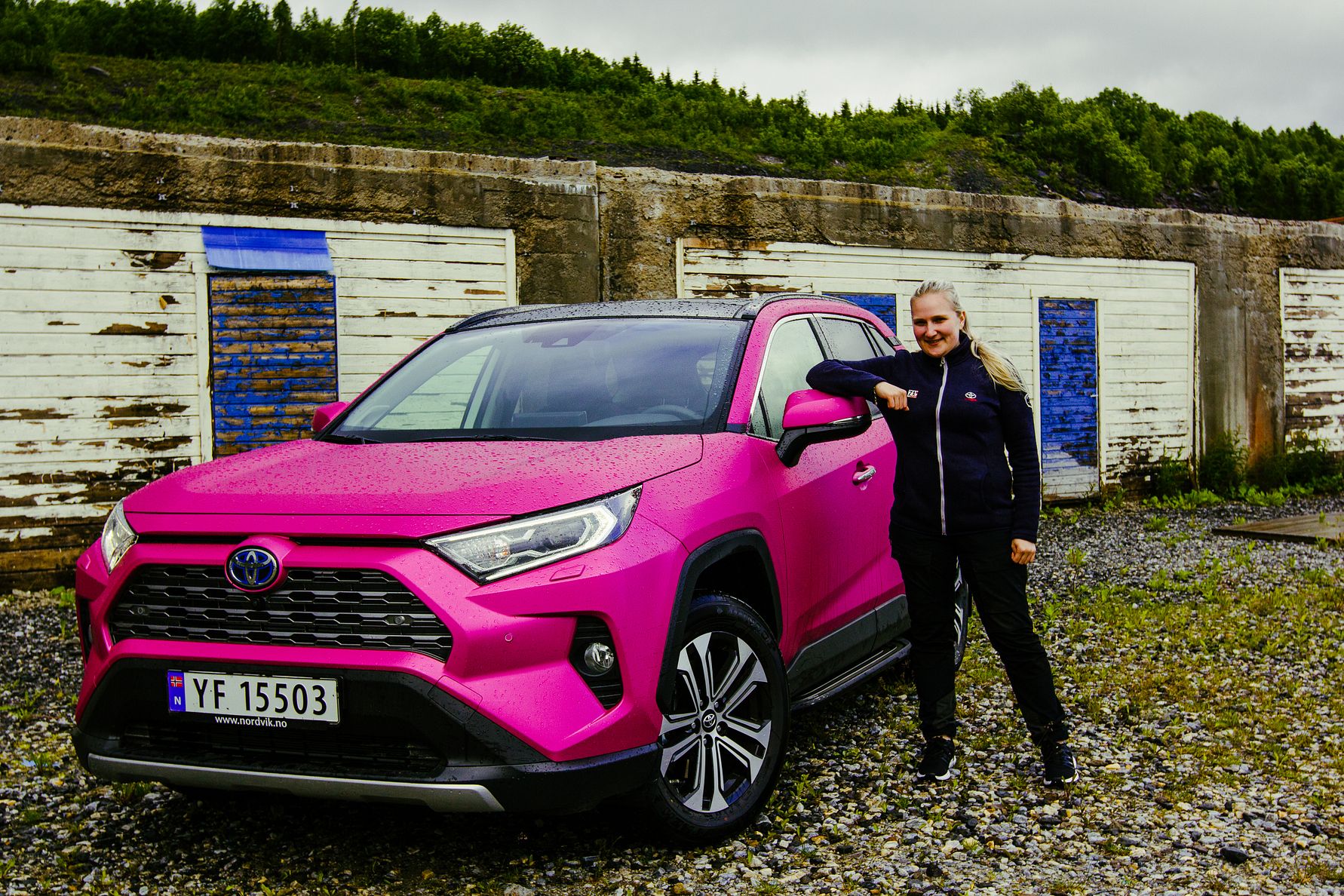 Silje Myrvoll er strålende fornøyd med sin rosa drømmebil RAV4
