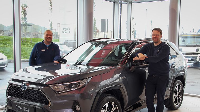 Vi er svært godt fornøyd med at Toyota ble det mest kjøpte bilmerket i Bodø i 2020, sier Tom Fossen og Karl-Einar Rengård hos Nordvik Toyota Bodø. Foto: Nordvik AS.