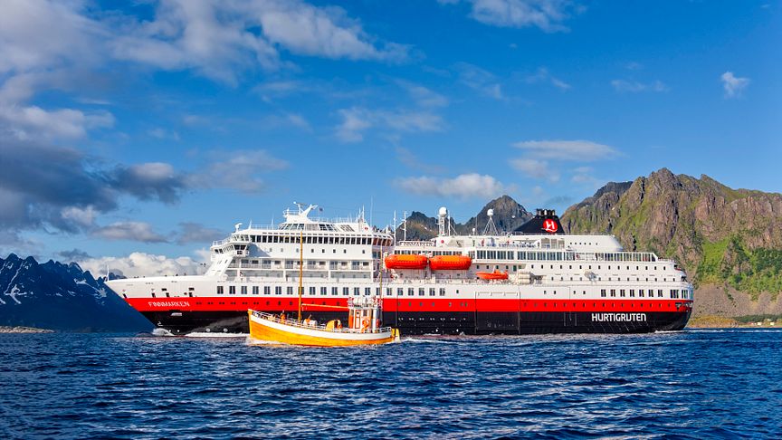 Hurtigruten må redusere rutetrafikken langs norskekysten og permitterer nye 2600 ansatte på grunn av corona-restriksjoner. Foto: Agurtxane Concellon / Hurtigruten