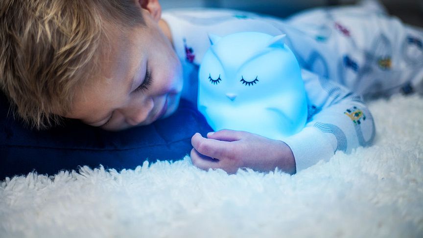 Den kramvänliga nattlampan är tillverkad i mjuk och barnsäker silikon.