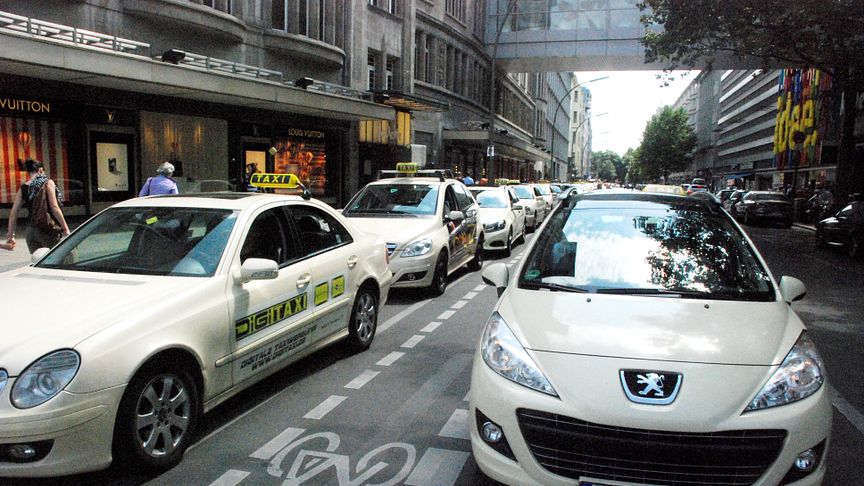 I Tyskland er nesten alle drosjer beige, og alle i samme område har samme takster. Reguleringene er strenge, og de fleste byene har fastsatt tak på antall løyver. Bildet er fra Berlin.