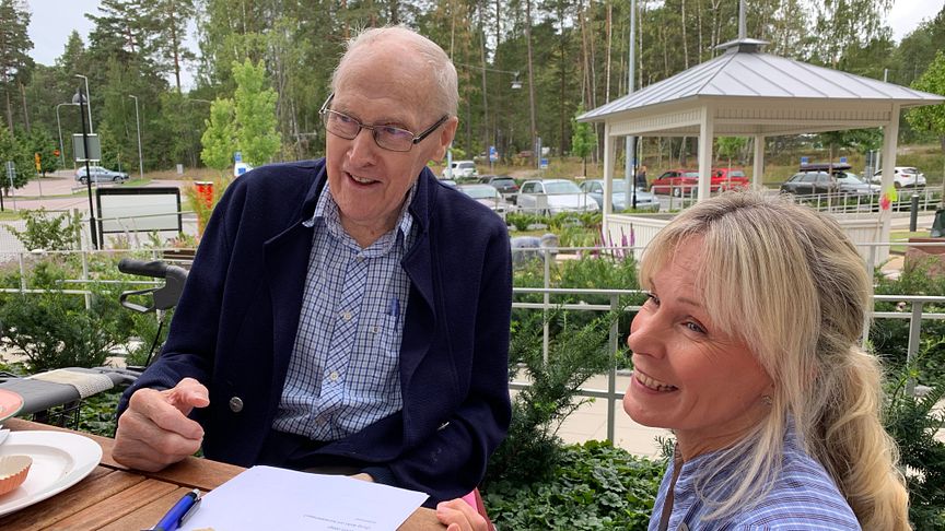 ”Man lär sig hela livet, nu får vi sitta ute och prova de här pajerna, det är toppen. Annars håller jag på att lära mig mer om datorer just nu, säger Sten Säflund, 96 år”. Här tillsammans med Maria Eriksson från Karlsundsgården.