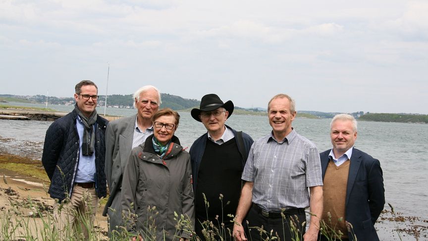 Fra venstre: Jan Roger Moxnes (Subsea 7), Leik Woie, Målfrid Snørteland (direktør Jærmuseet), historieprofessor Torgrim Titlestad,  Sigbjørn Daasvatn (leder Funn i Hafrsfjord) og Ole Bjørn Fausa (styreleder og grunder Samlerhuset)
